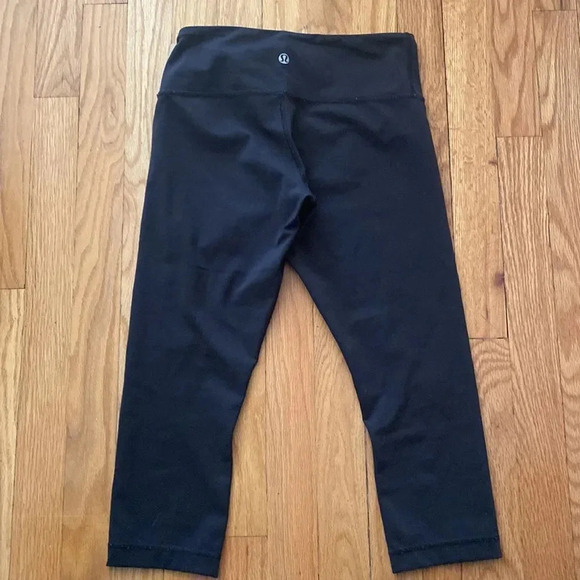 Lululemon sz 4 black crops in excellent pre owned condition - Picture 2 of 4